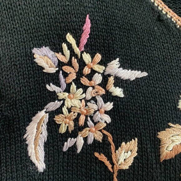 Vintage Worthington Floral Embroidered Beaded Accent Sweater M - Picture 9 of 9